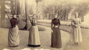 Madame Dubois (propriétaire de 1879 à 1963) et sa fille posent dans le parc (vers 1910)