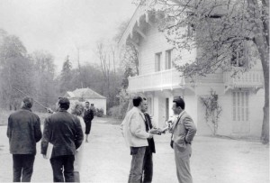 Paul Chaslin (en complet noir, à droite dans le groupe, vient d’acheter la Propriété en 1963)